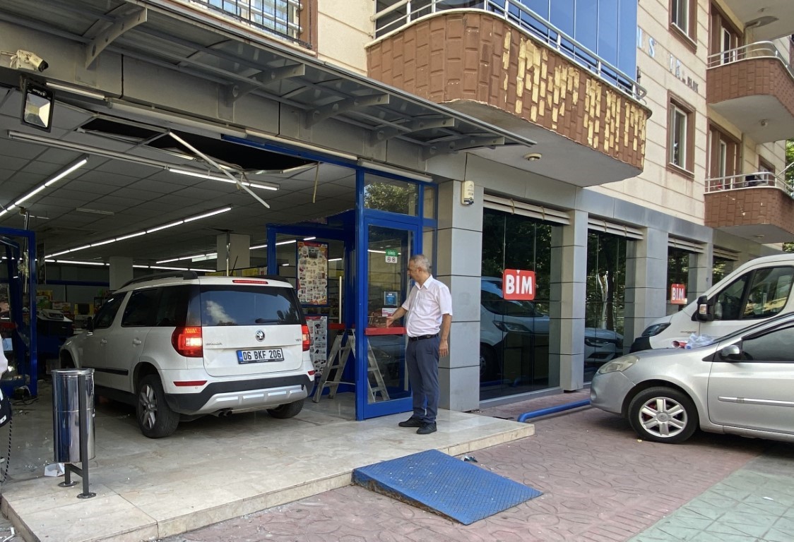 Otomobil BİM'e daldı: Vatandaş çekiliş var sandı!