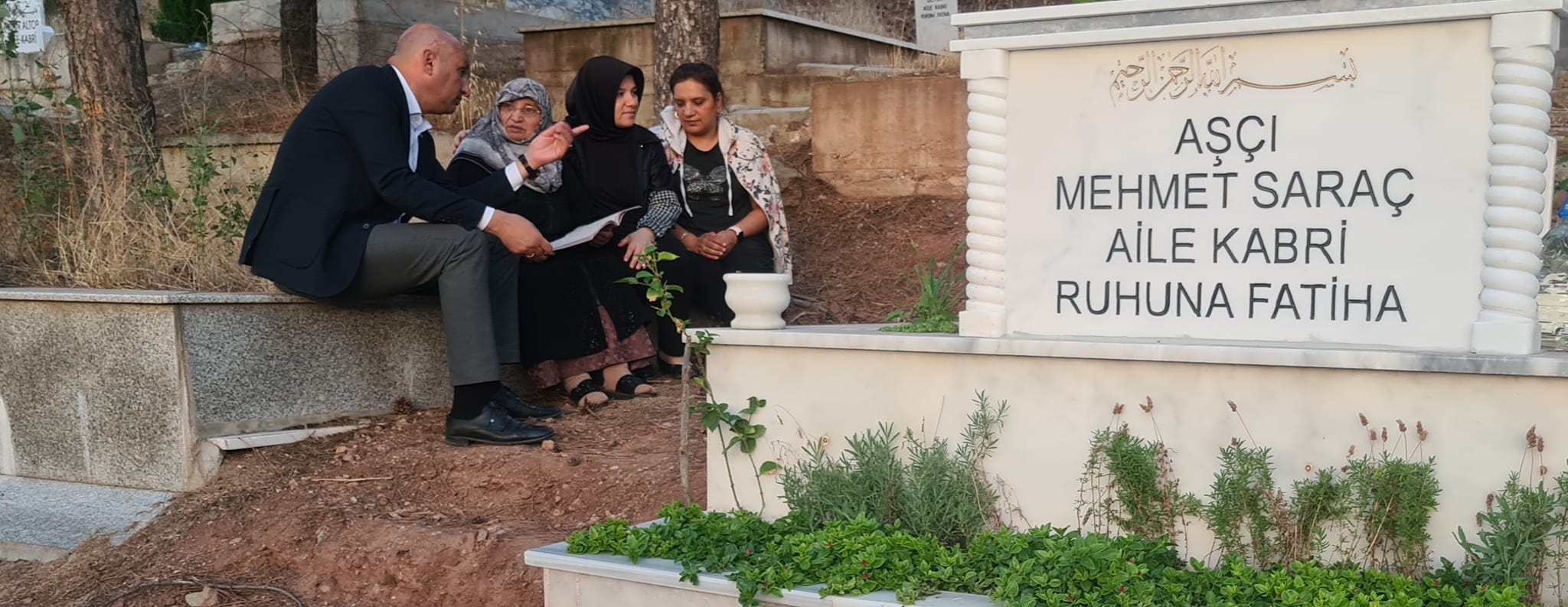 Bir Evlat Edasıyla Yaklaşıyor Şehit Annesinin Ellerini Öptü Duasını Aldı