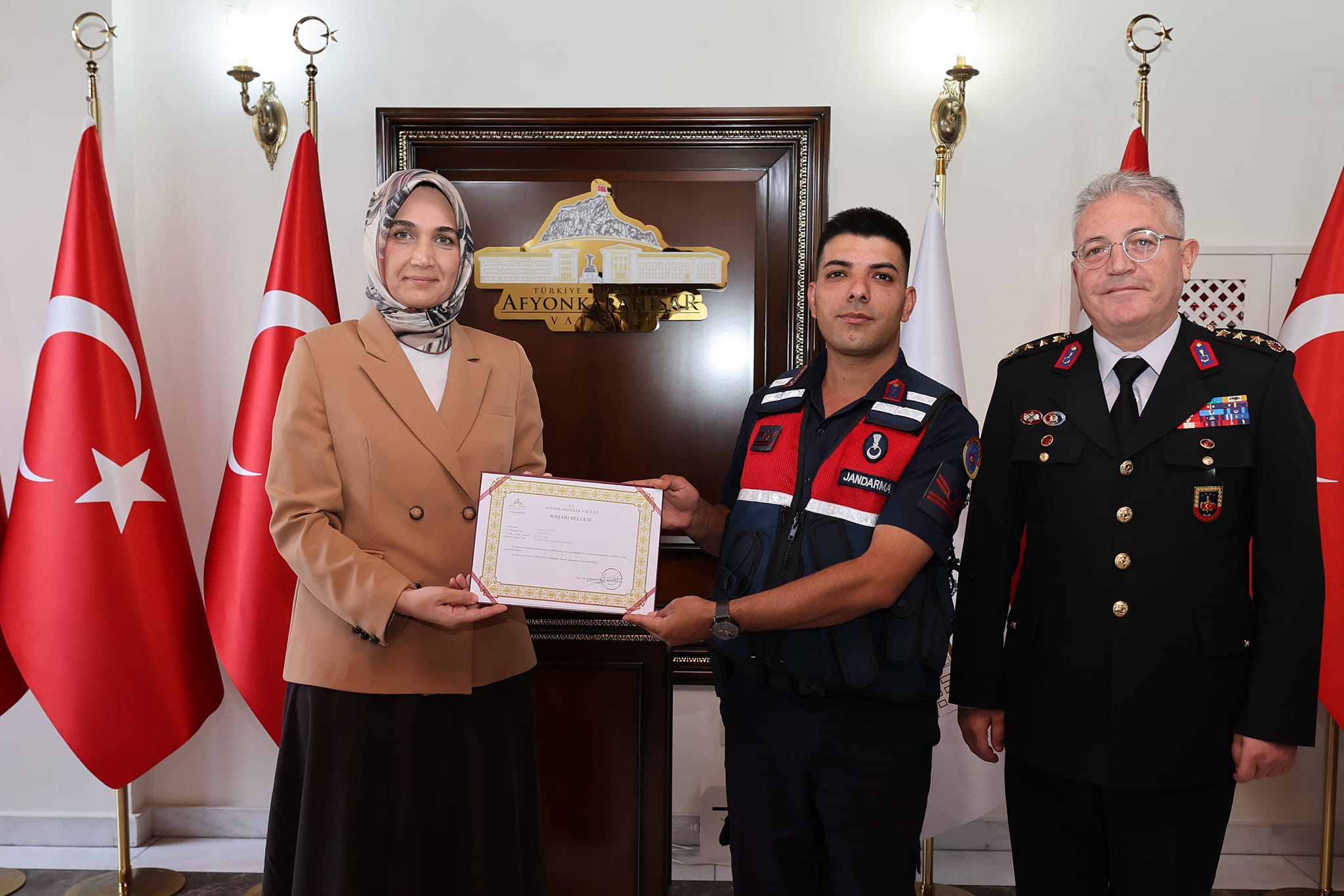 CİMER'den Takdir Edilen Kamu Personeline Vali Yiğitbaşı'ndan Başarı Belgesi