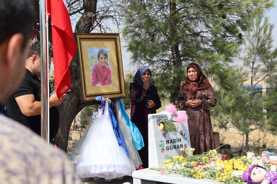 "İnsanlığı biz toprağa gömdük" Türkiye'nin dört bir yanından gelen vatandaşlar Narin'in mezarını ziyaret ediyor