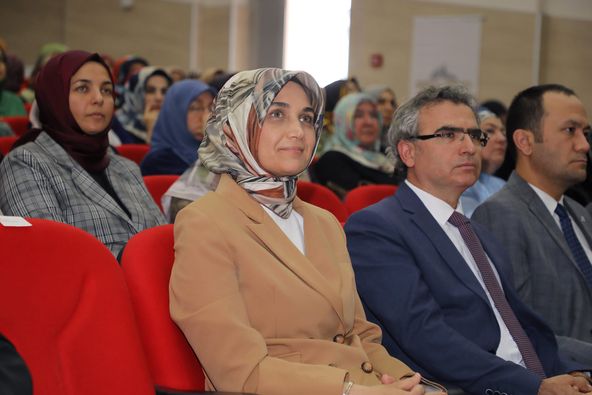 VALİ YİĞİTBAŞI KONFERANSA KATILDI