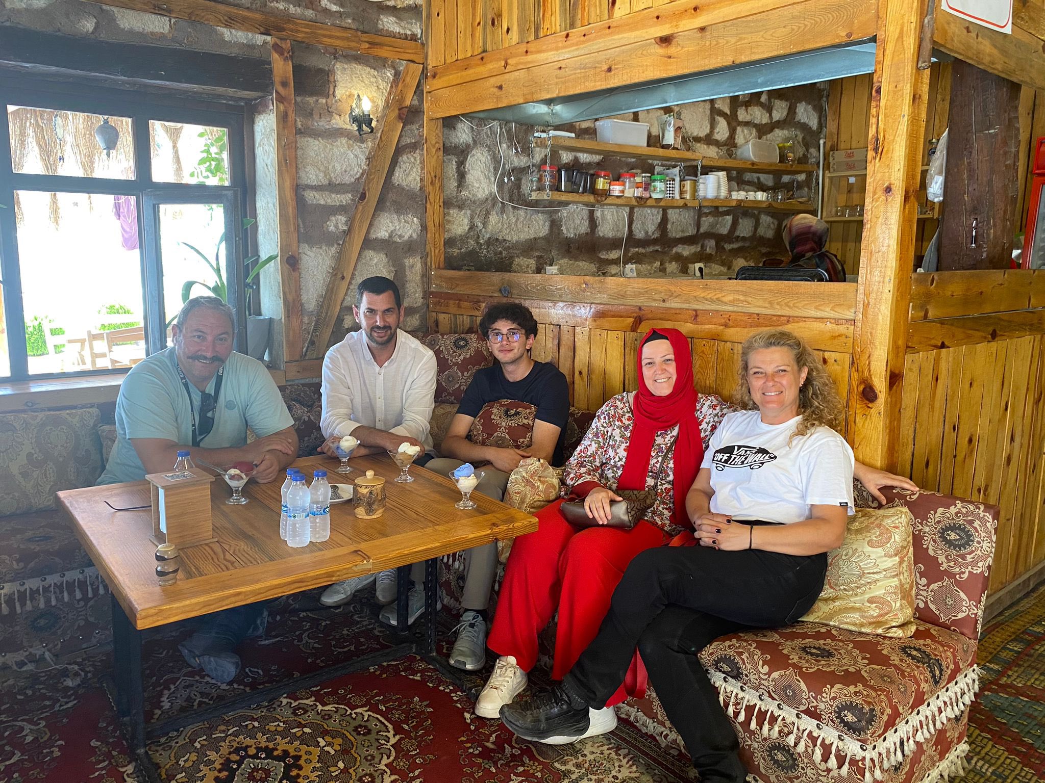 Misafirperverliği Ön Plana Çıkardı Başarılı Siyasi İsim Yağcı Akalın Ailesini Ağırladı
