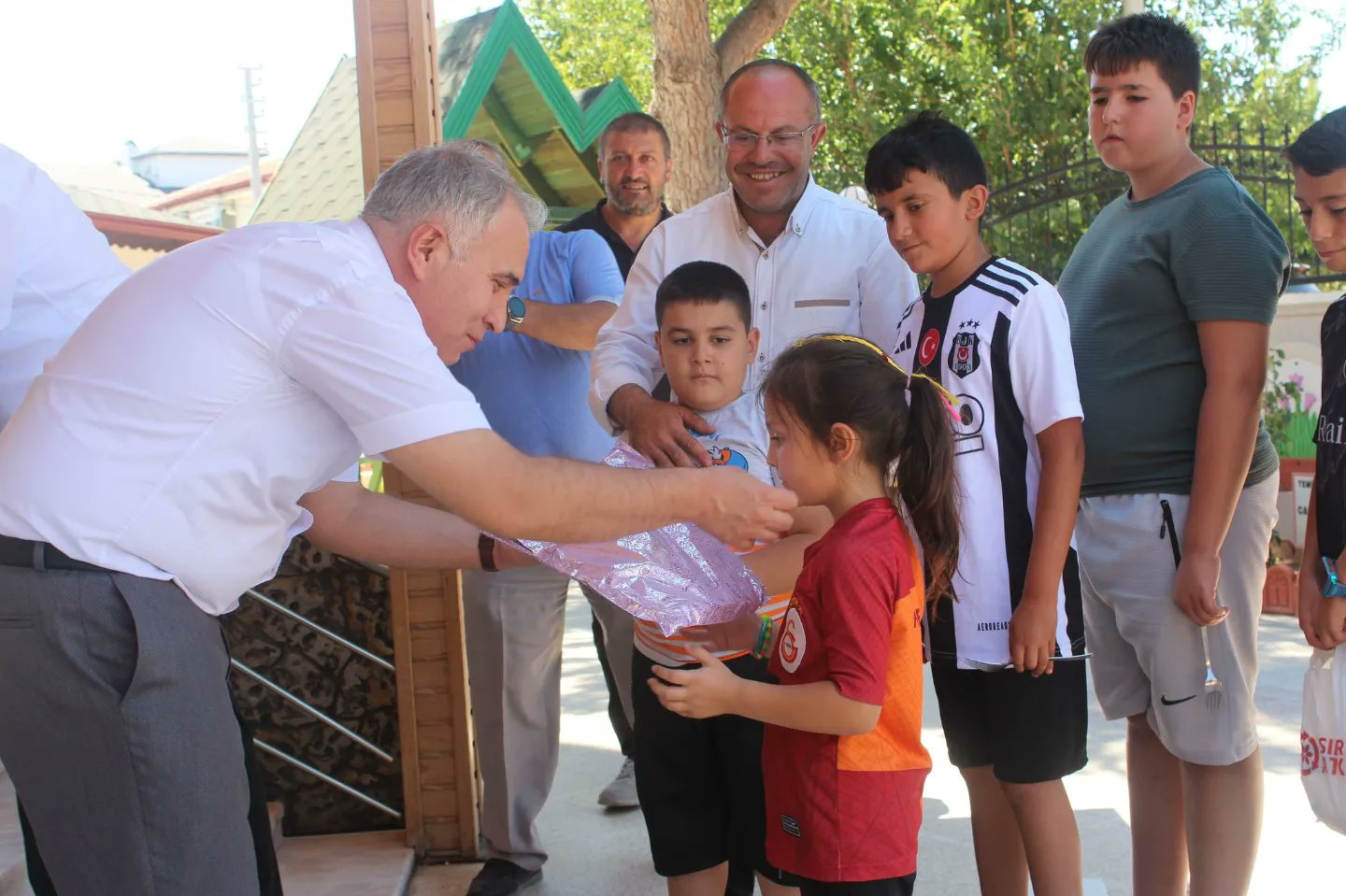 Çocukların Kaymakam Amcası Yüzlerde Tebessüm Bırakıyor