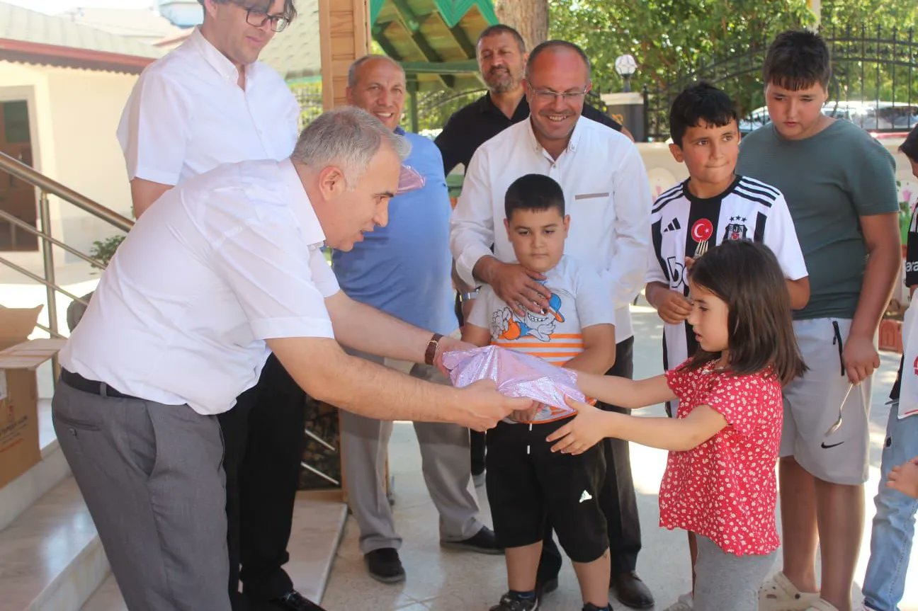 Çocukların Kaymakam Amcası Yüzlerde Tebessüm Bırakıyor