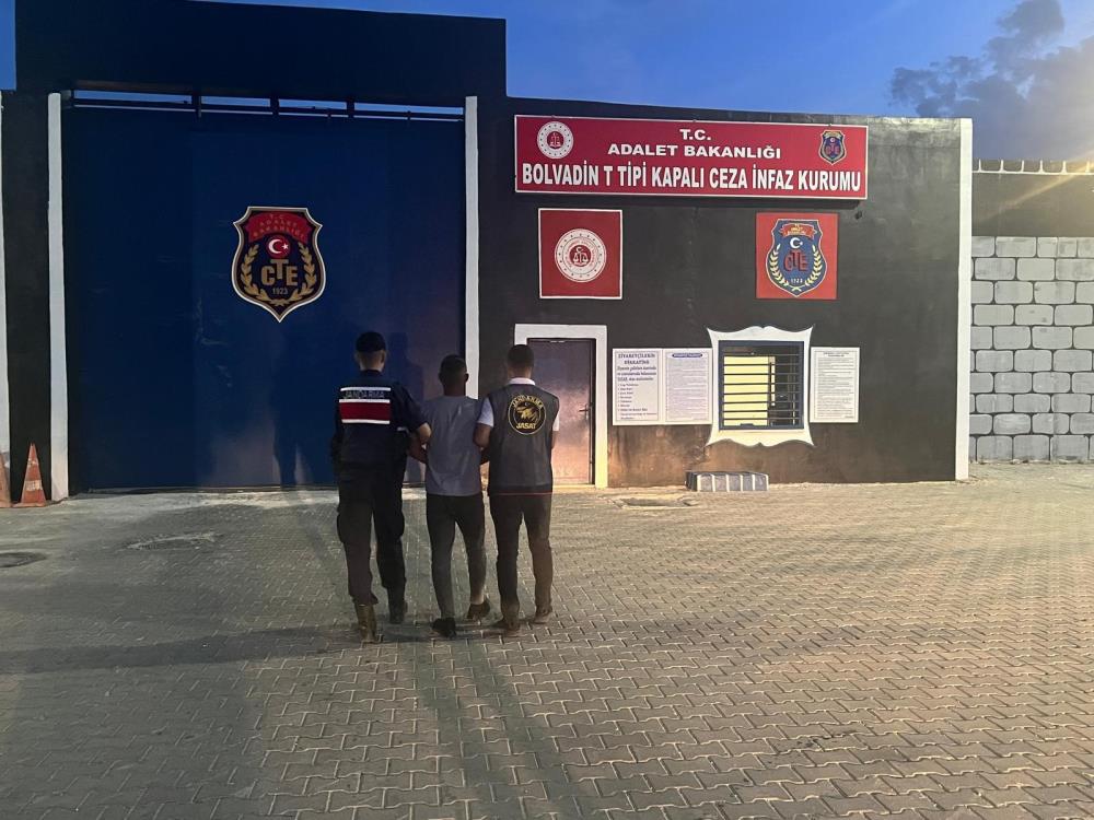 Köyde Akrabalarının Yanına Saklanmış!  16 yıl 6 ay 11 gün hapis cezasıyla aranan şahsı JASAT yakaladı