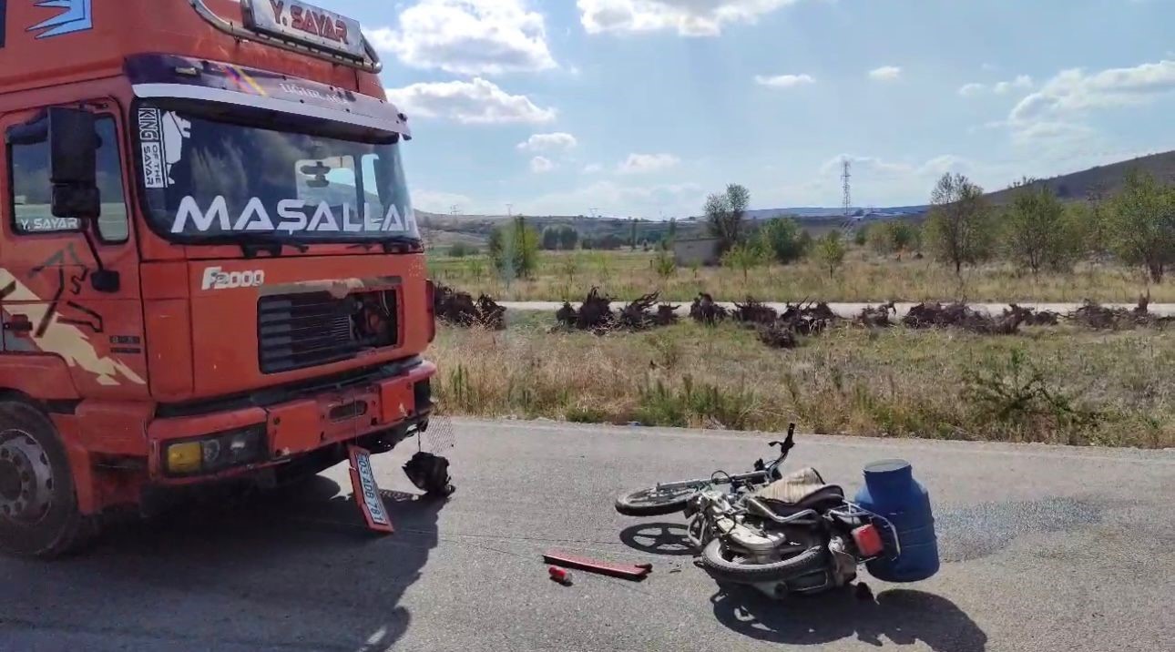 Metrelerce savruldu!  Tırla çarpışan motosiklet sürücüsü ağır yaralandı