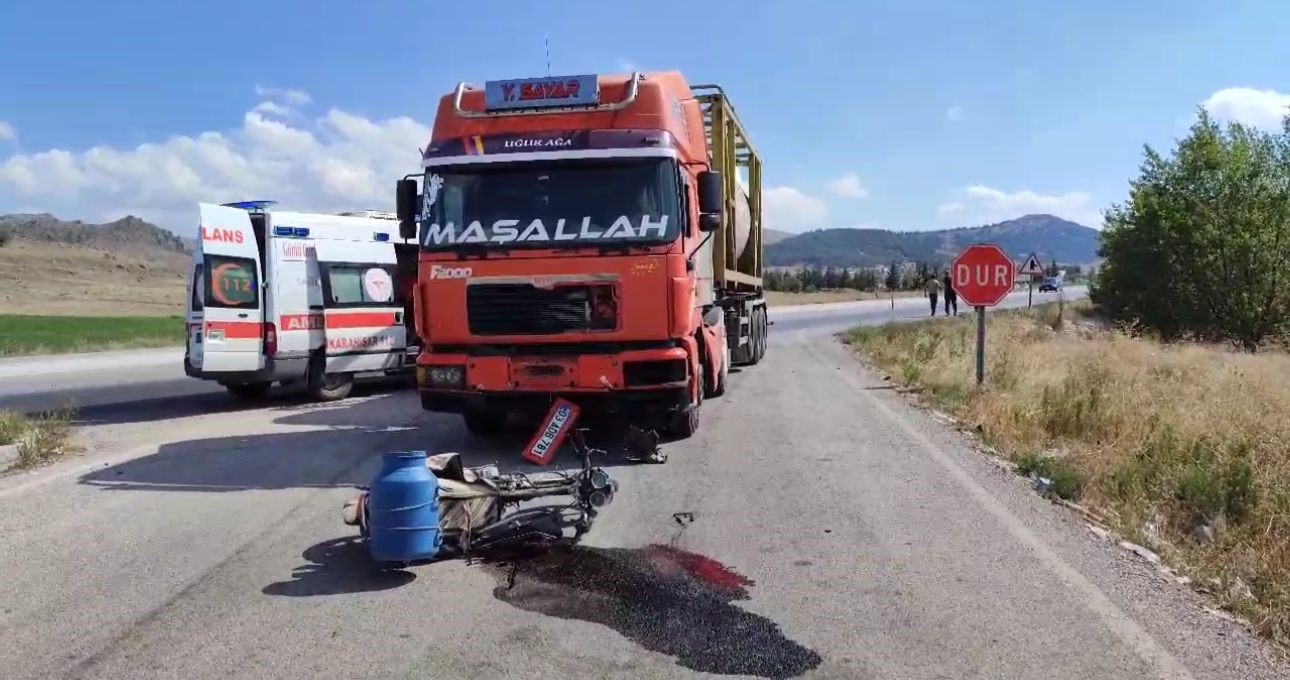 Metrelerce savruldu!  Tırla çarpışan motosiklet sürücüsü ağır yaralandı