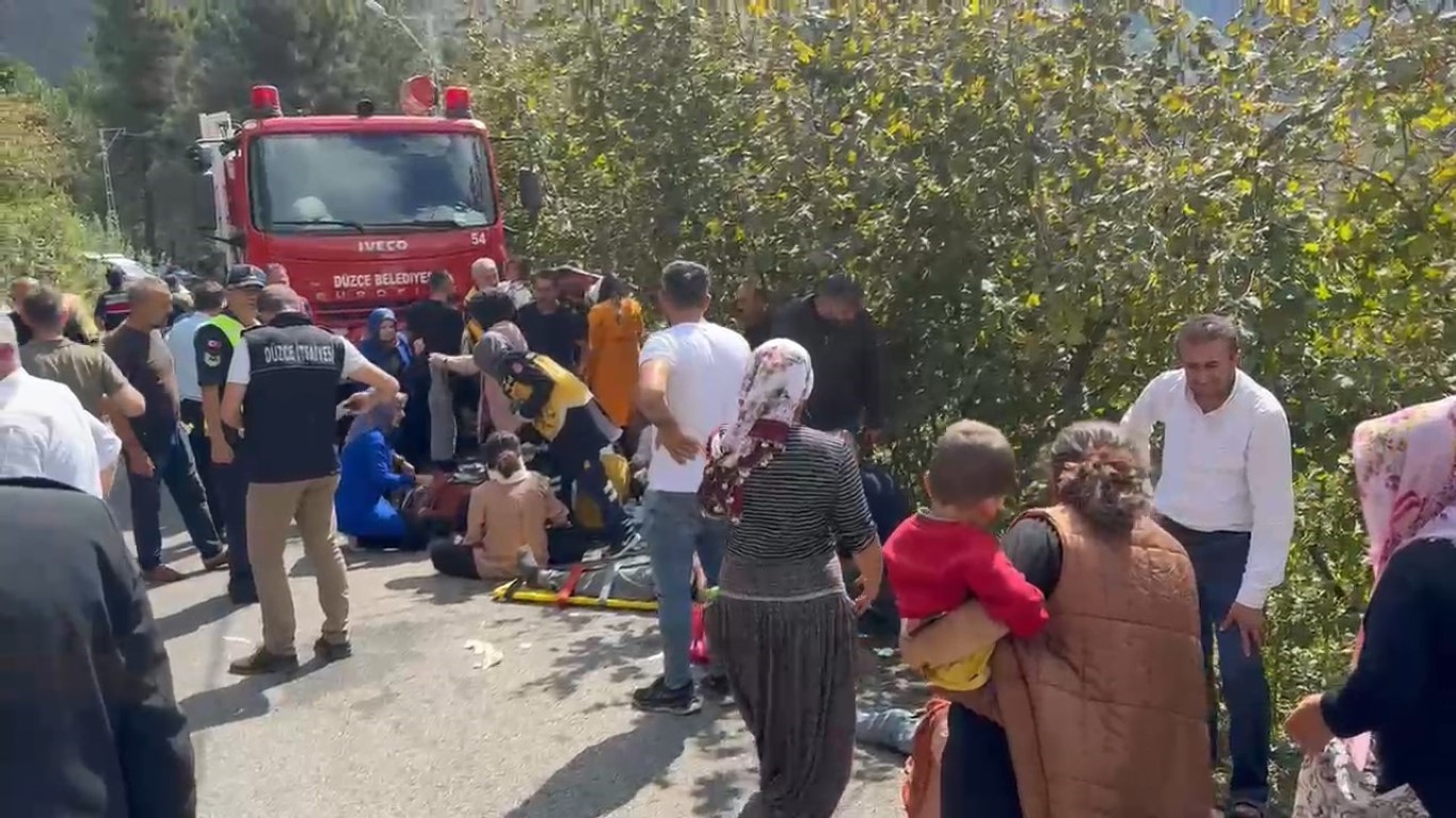 SON DAKİKA: Çok sayıda yaralı var!  Fındık işçilerini taşıyan minibüs uçuruma yuvarlandı