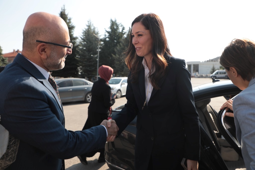 "BİZLER, HER DAİM GENÇ VE DİRİ OLARAK YOLUNA DEVAM EDEN DEĞERLİ AK PARTİ MENSUPLARIYIZ"