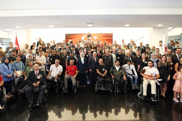 BAKAN GÖKTAŞ GAZİLERLE BİR ARADA