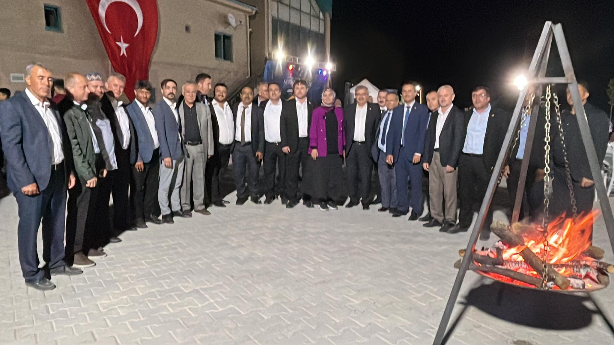 " AK Partimize ve AK Davamıza gönül veren gençlerimizle bir aradayız."