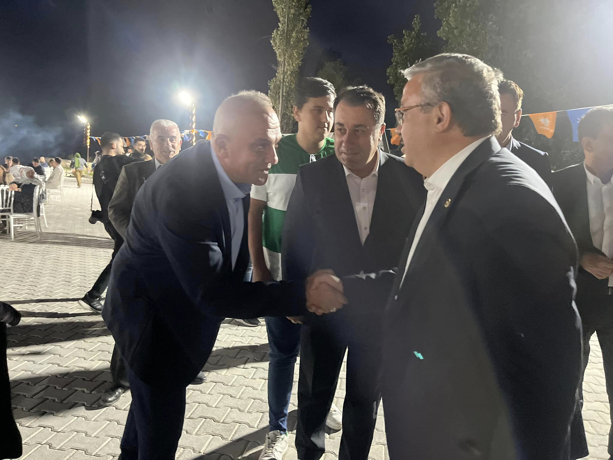 " AK Partimize ve AK Davamıza gönül veren gençlerimizle bir aradayız."