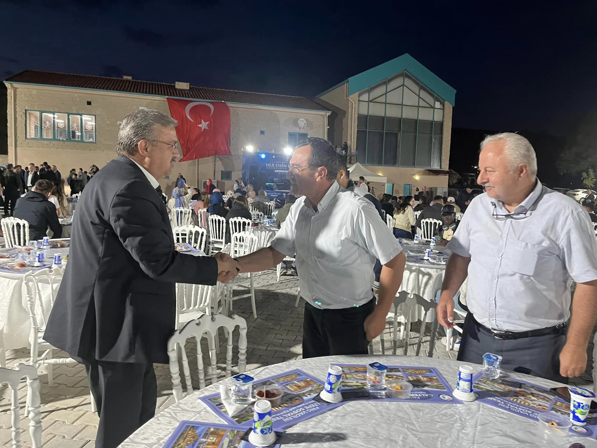 " AK Partimize ve AK Davamıza gönül veren gençlerimizle bir aradayız."