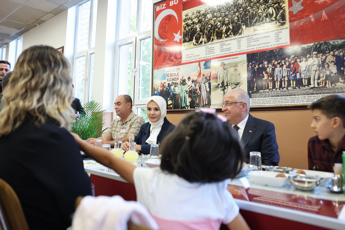 " AK Partimize ve AK Davamıza gönül veren gençlerimizle bir aradayız."