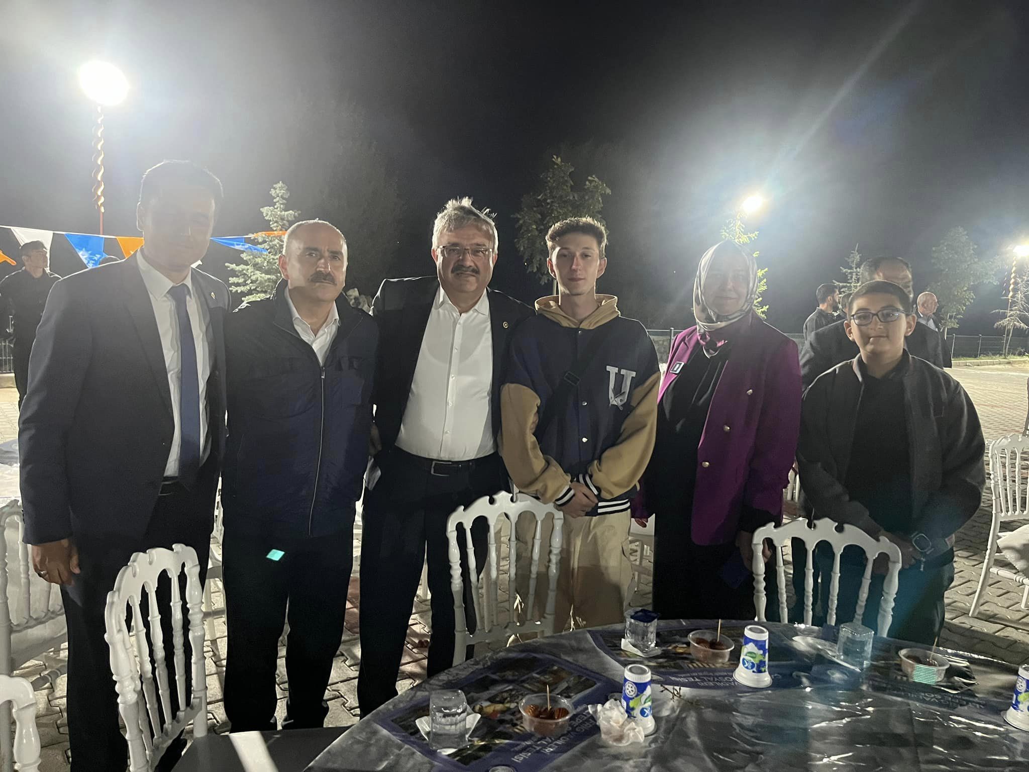 " AK Partimize ve AK Davamıza gönül veren gençlerimizle bir aradayız."