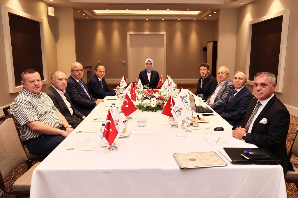 AEV YÖNETİM KURULU TOPLANTISI VALİ YİĞİTBAŞI'NIN KATILIMIYLA YAPILDI