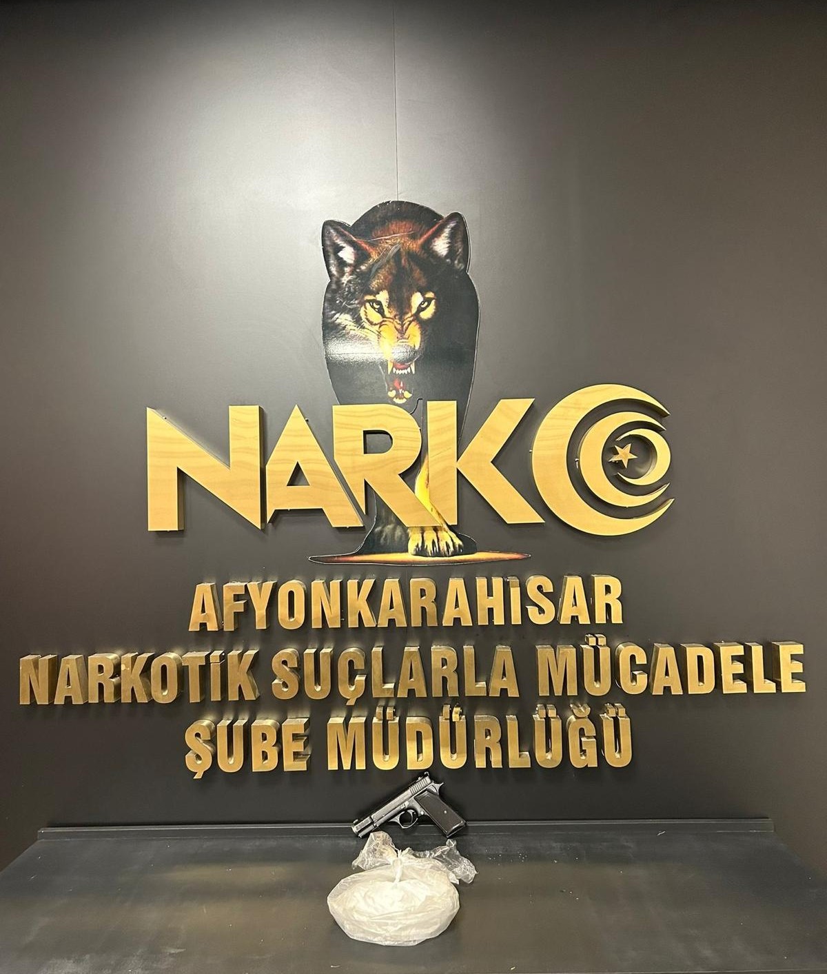 Afyonkarahisar'da Uyuşturucu ve Tabanca Operasyonu: 5 Şahıs Tutuklandı