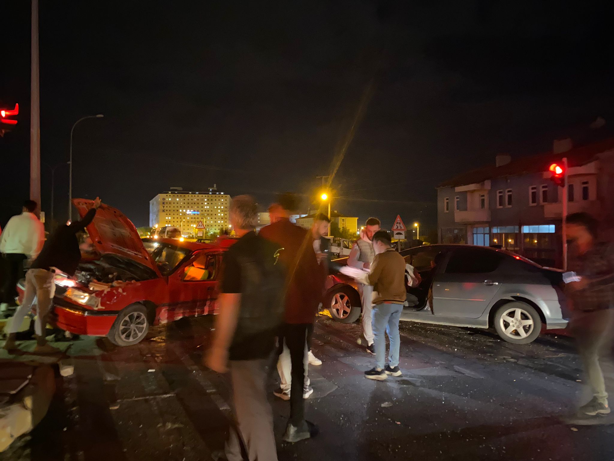 SON DAKİKA: Üniversite Kavşağı'nda Korkutan Kaza!  Meydana gelen kazada 4 kişi yaralandı