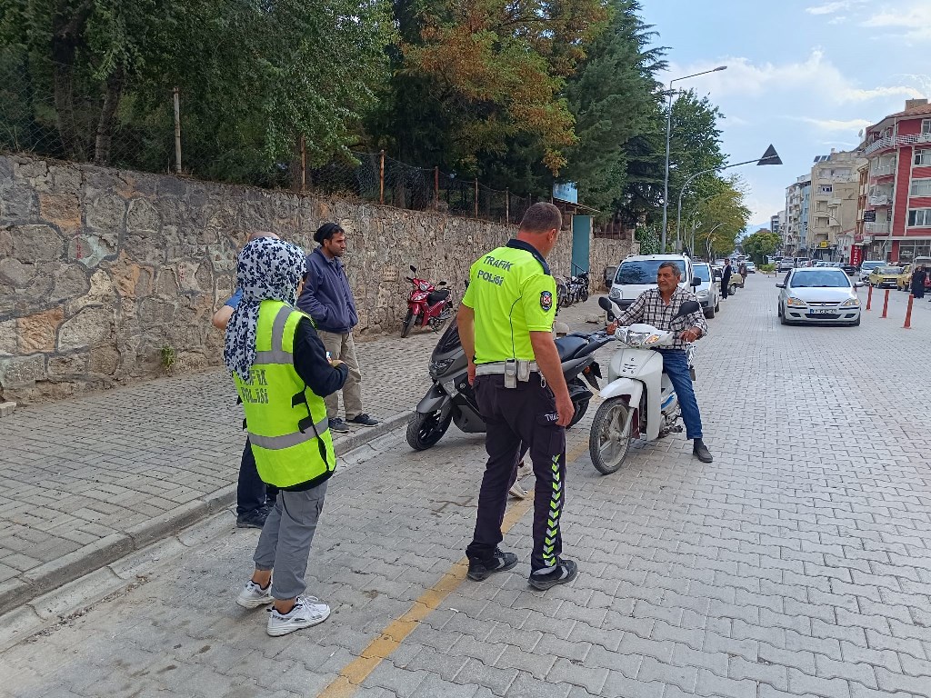 OKUL ÖNLERİ VE ÇEVRELERİNDE TRAFİK DENETİMİ YAPILDI