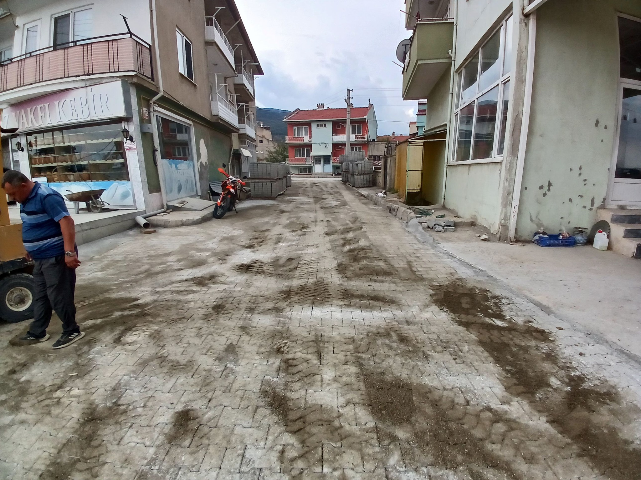ÇAY BELEDİYE BAŞKANI KANTARTOPU, VAKIF MAHALLESİ'NDEKİ YOL ÇALIŞMALARINI YERİNDE İNCELEDİ
