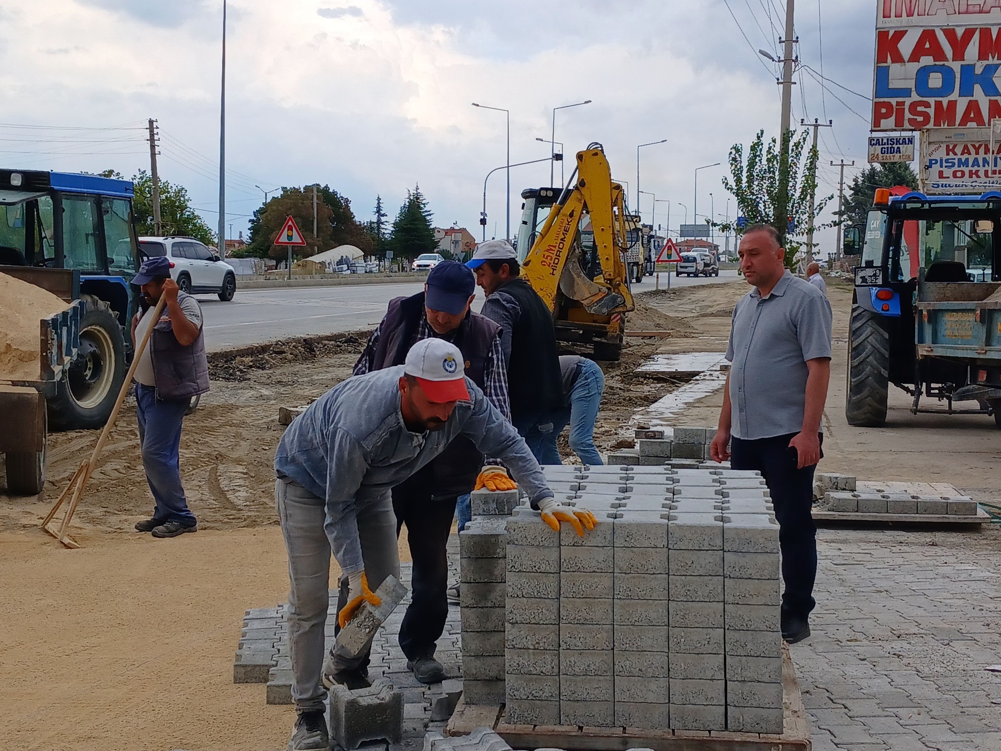 ÇAY BELEDİYE BAŞKANI KANTARTOPU, VAKIF MAHALLESİ'NDEKİ YOL ÇALIŞMALARINI YERİNDE İNCELEDİ