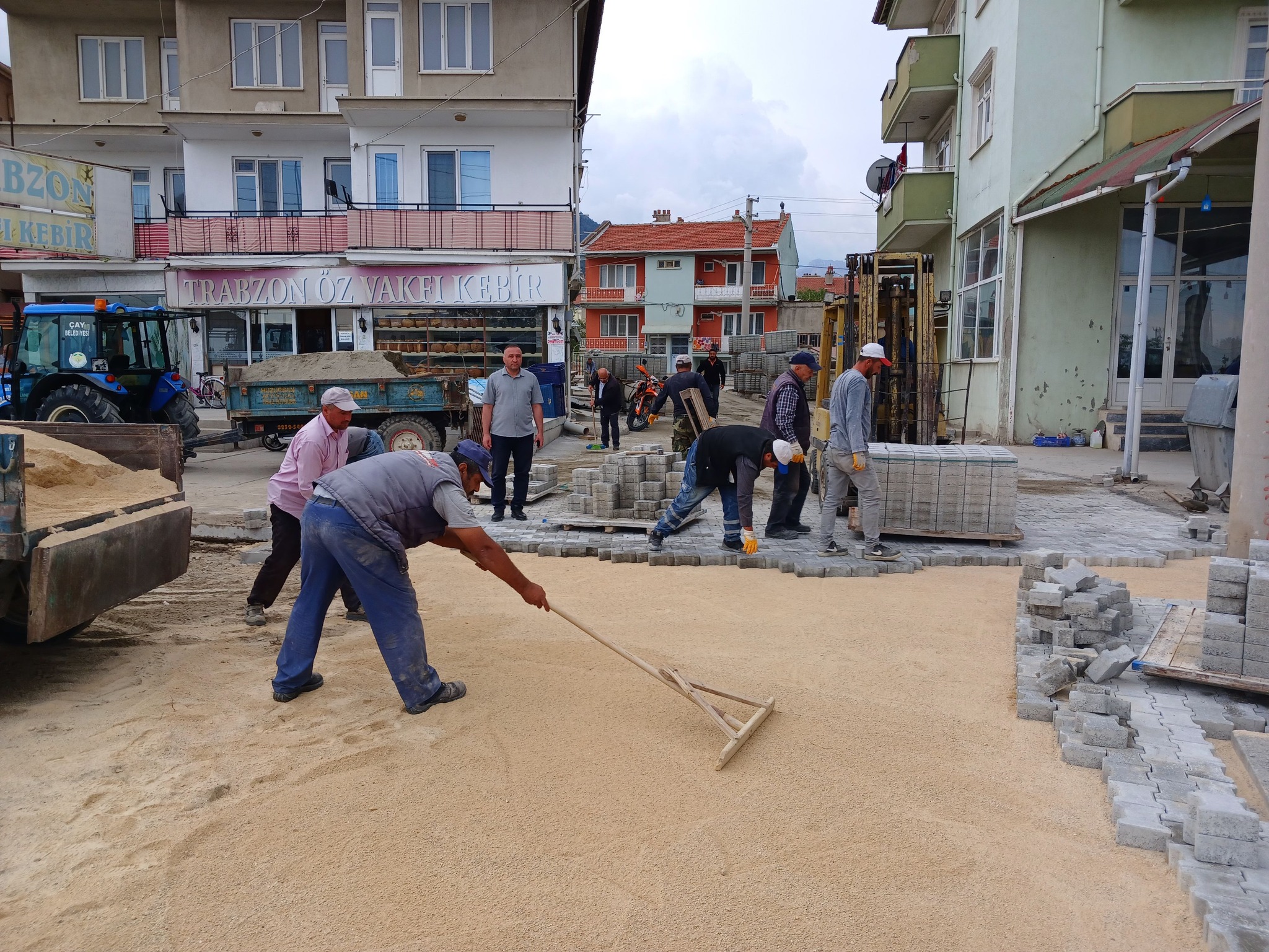 ÇAY BELEDİYE BAŞKANI KANTARTOPU, VAKIF MAHALLESİ'NDEKİ YOL ÇALIŞMALARINI YERİNDE İNCELEDİ