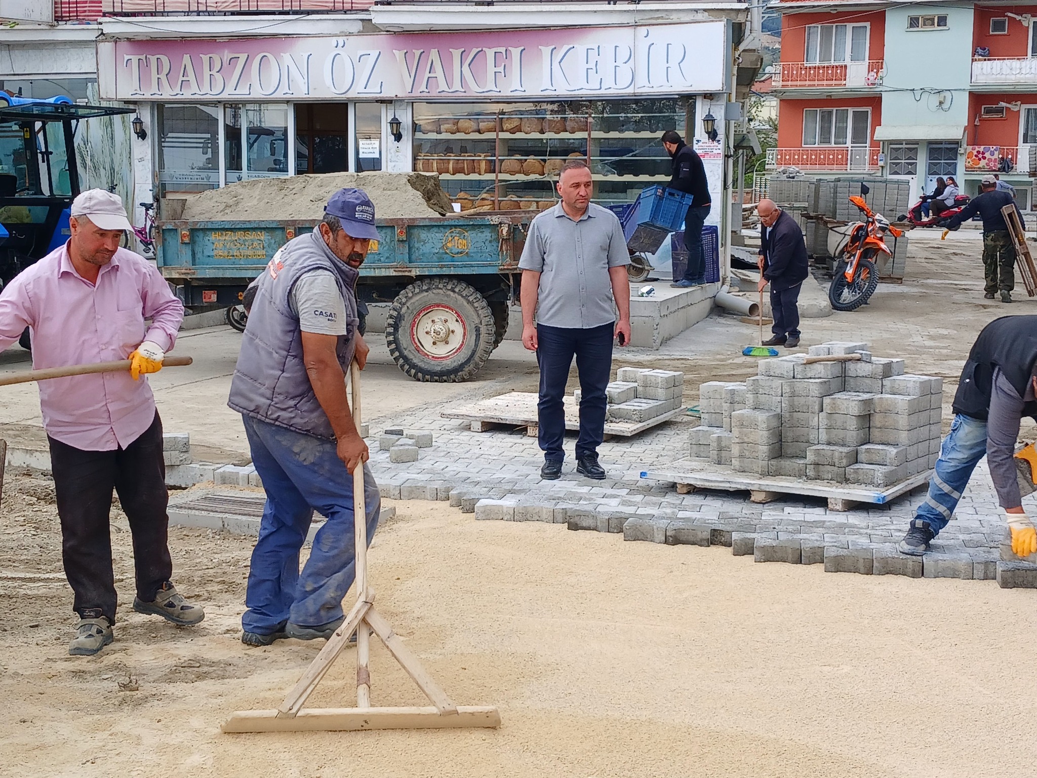 ÇAY BELEDİYE BAŞKANI KANTARTOPU, VAKIF MAHALLESİ'NDEKİ YOL ÇALIŞMALARINI YERİNDE İNCELEDİ
