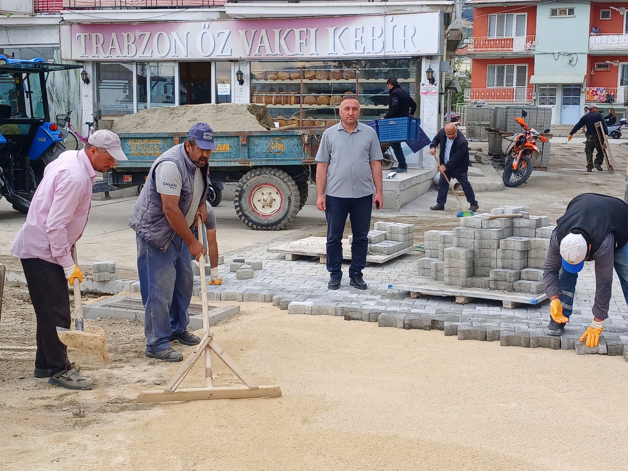 ÇAY BELEDİYE BAŞKANI KANTARTOPU, VAKIF MAHALLESİ'NDEKİ YOL ÇALIŞMALARINI YERİNDE İNCELEDİ