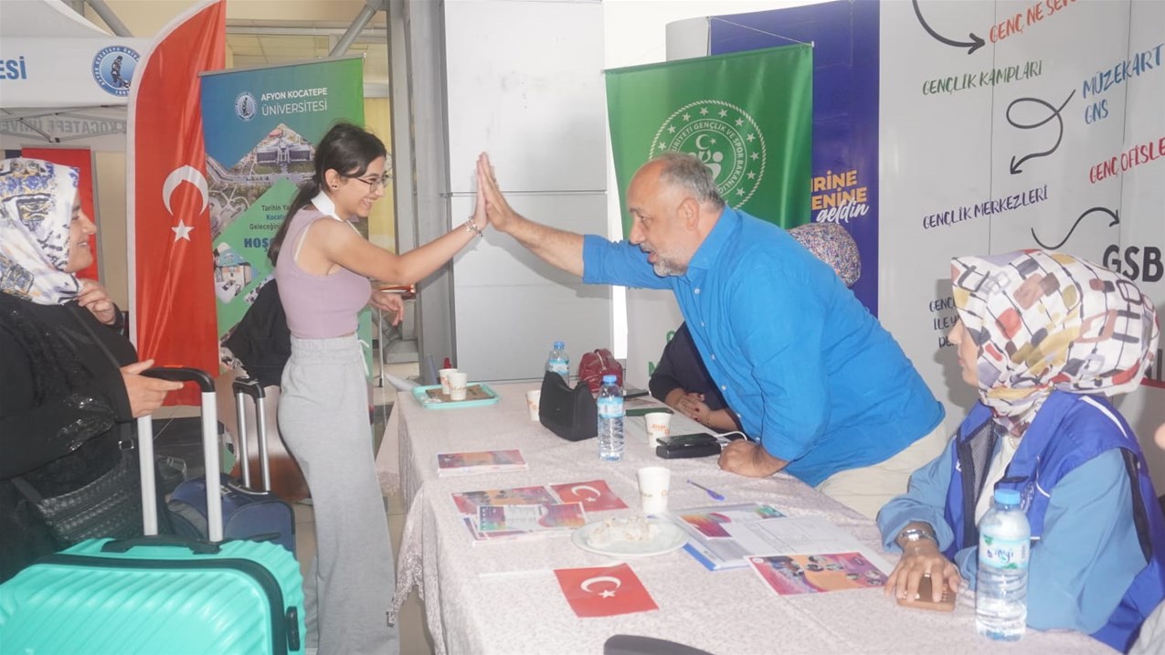 Müdür Kasapoğlu Otogarda Üniversite Öğrencilerini Karşıladı