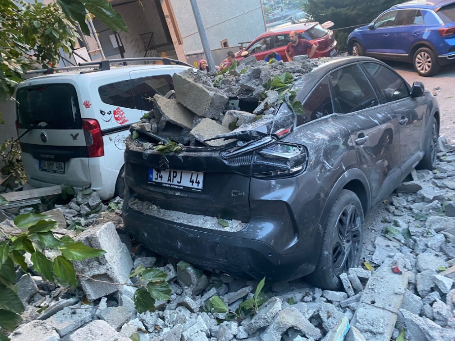 Büyük gürültüyle uyandılar! Gecekondu duvarı araçların üzerine çöktü