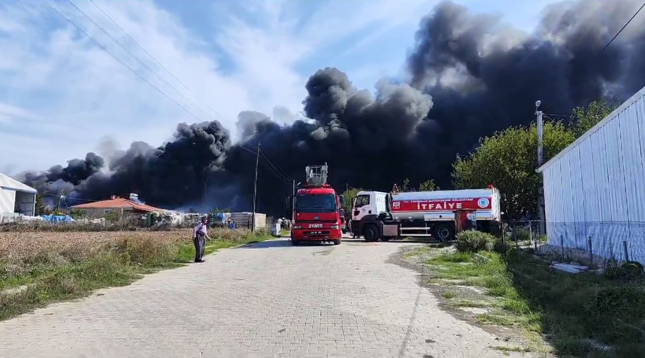 Tekirdağ'da fabrika yangını!  15 itfaiye aracı müdahale ediyor