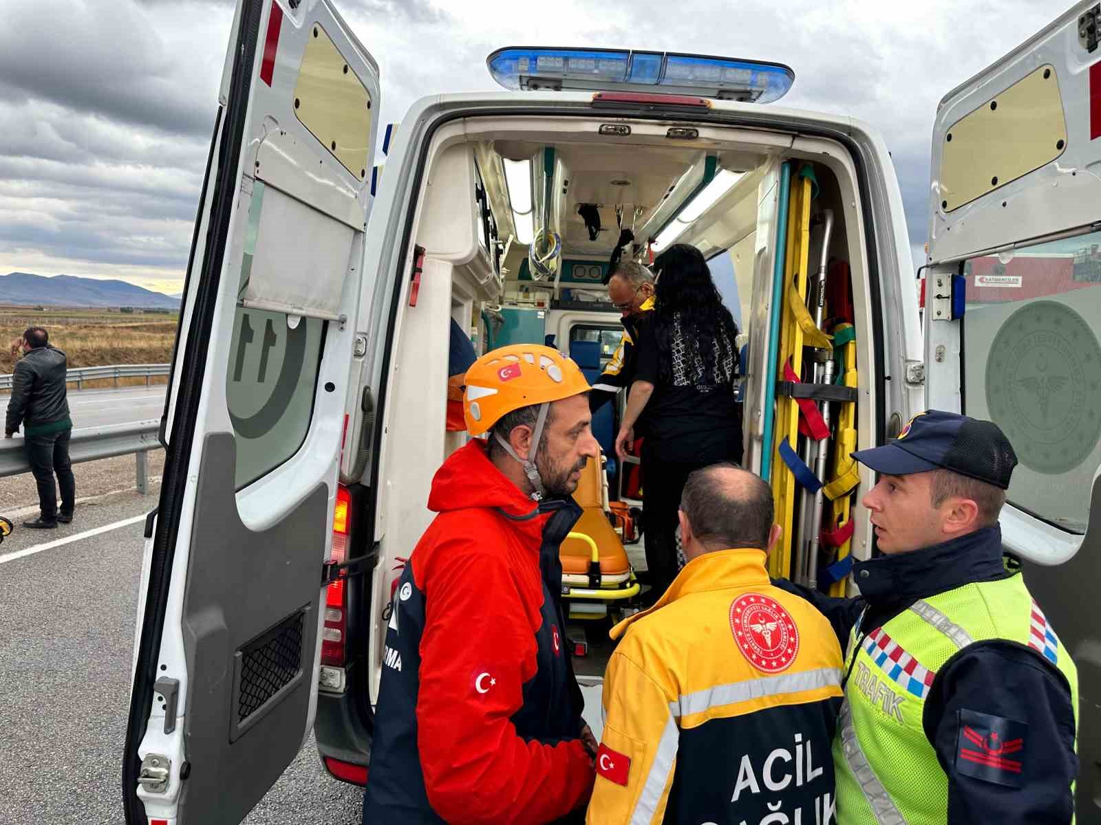 OTOMOBİL SU KANALINA UÇTU: MEYDANA GELEN KAZADA 2 ÖLÜ, 1 YARALI