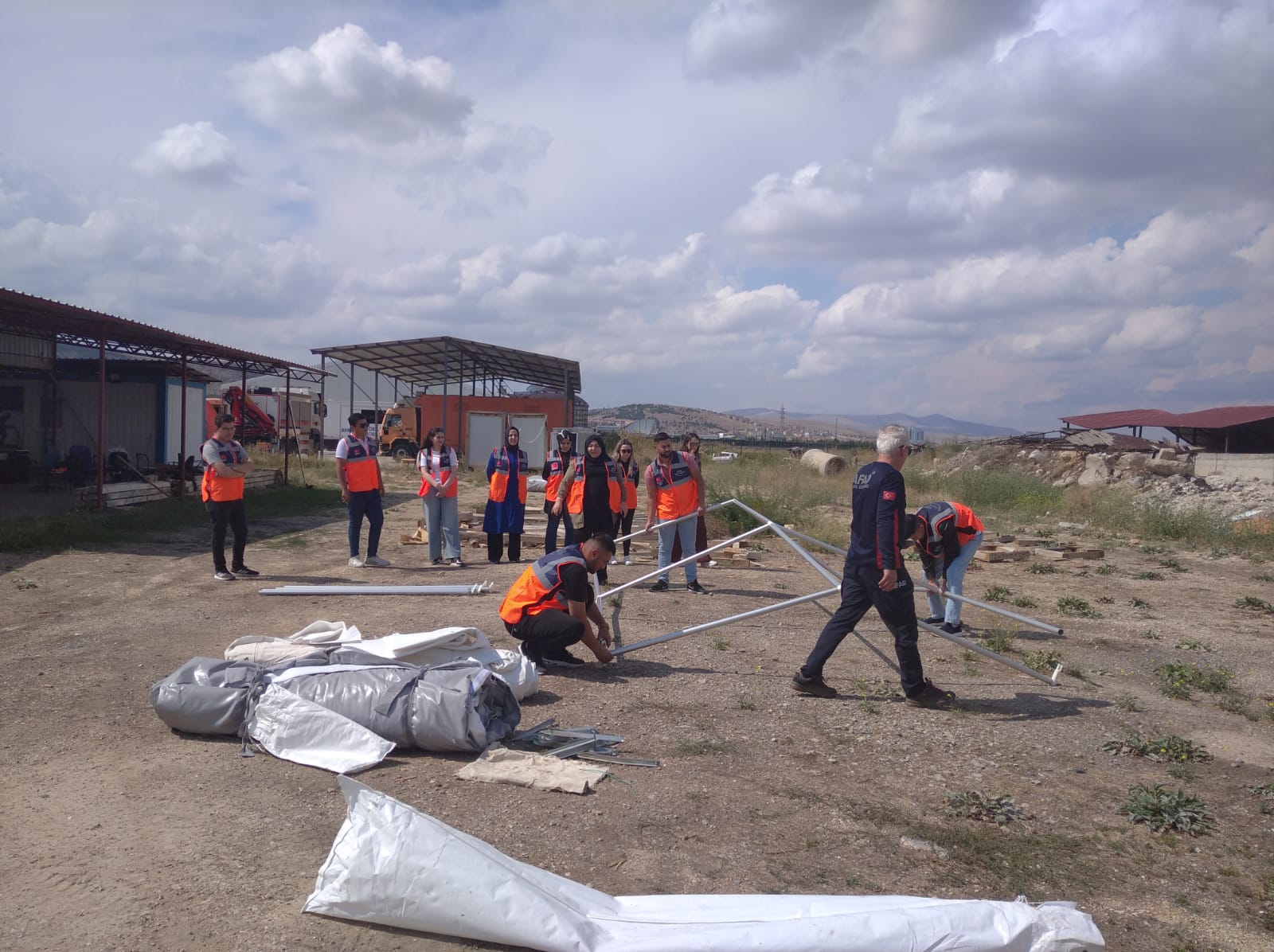 AFYONKARAHİSAR CEMRE TEŞKİLATI ÜYELERİNE DESTEK AFAD GÖNÜLLÜSÜ SAHA EĞİTİMİ VERİLDİ