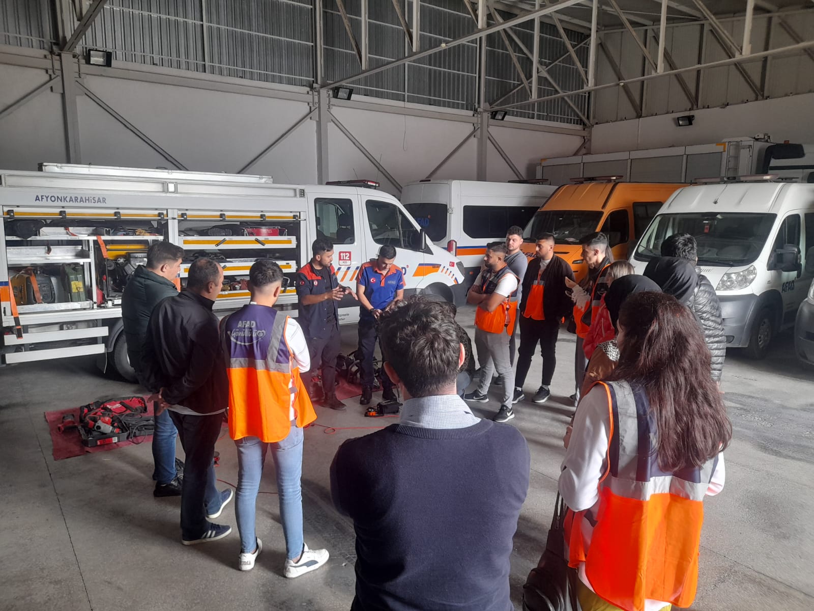 AFYONKARAHİSAR CEMRE TEŞKİLATI ÜYELERİNE DESTEK AFAD GÖNÜLLÜSÜ SAHA EĞİTİMİ VERİLDİ