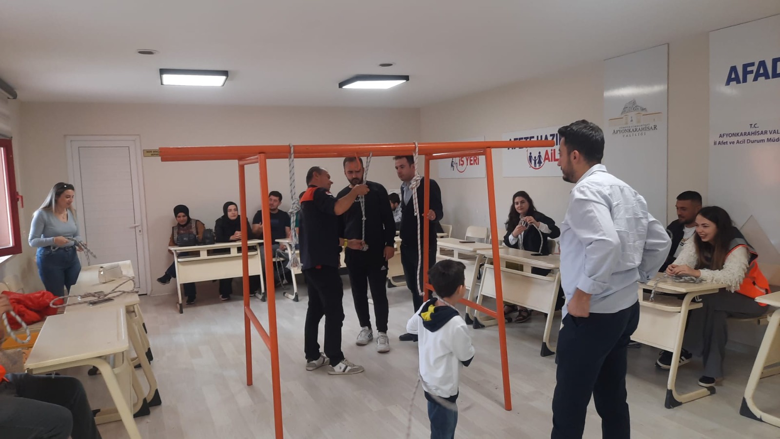 AFYONKARAHİSAR CEMRE TEŞKİLATI ÜYELERİNE DESTEK AFAD GÖNÜLLÜSÜ SAHA EĞİTİMİ VERİLDİ