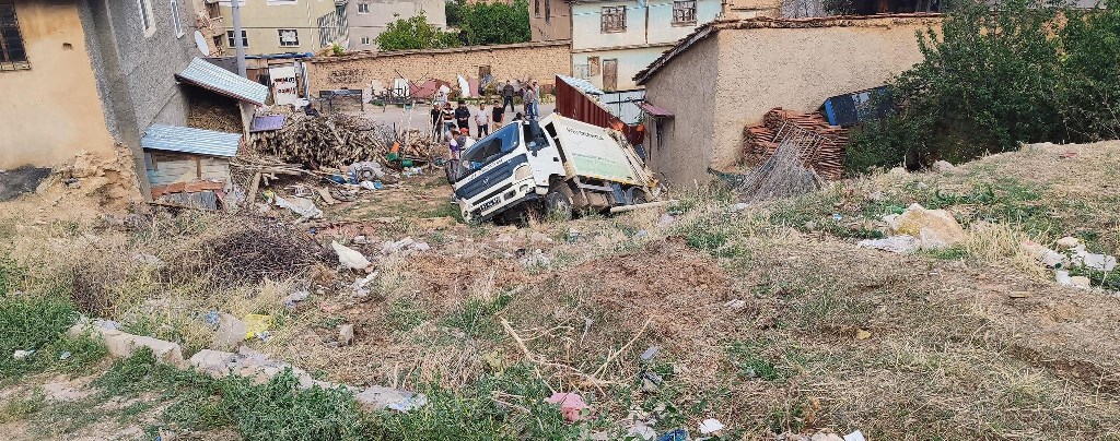 AFYON'DA KONTROLDEN ÇIKAN ÇÖP KAMYONU BAHÇEYE DEVRİLDİ