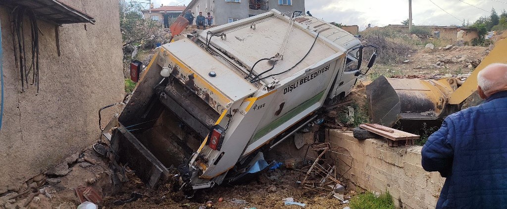 AFYON'DA KONTROLDEN ÇIKAN ÇÖP KAMYONU BAHÇEYE DEVRİLDİ