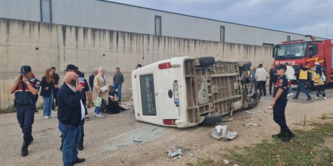 İşçi servisi minibüsü devrildi: 13 yaralı