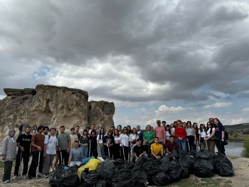 İHSANİYE'DE ÜNİVERSİTE ÖĞRENCİLERİ ÇEVRE GÜNÜ ETKİNLİĞİ DÜZENLEDİ