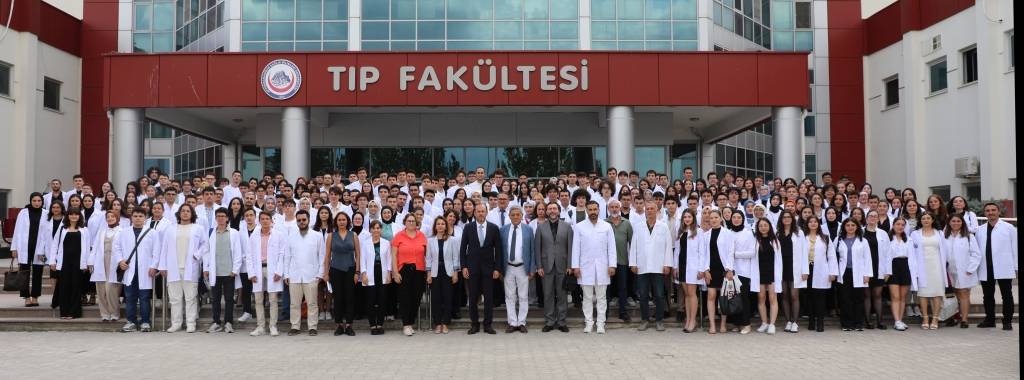 AFSÜ'DE 216 TIP FAKÜLTESİ ÖĞRENCİSİ BEYAZ ÖNLÜKLERİNİ GİYDİ