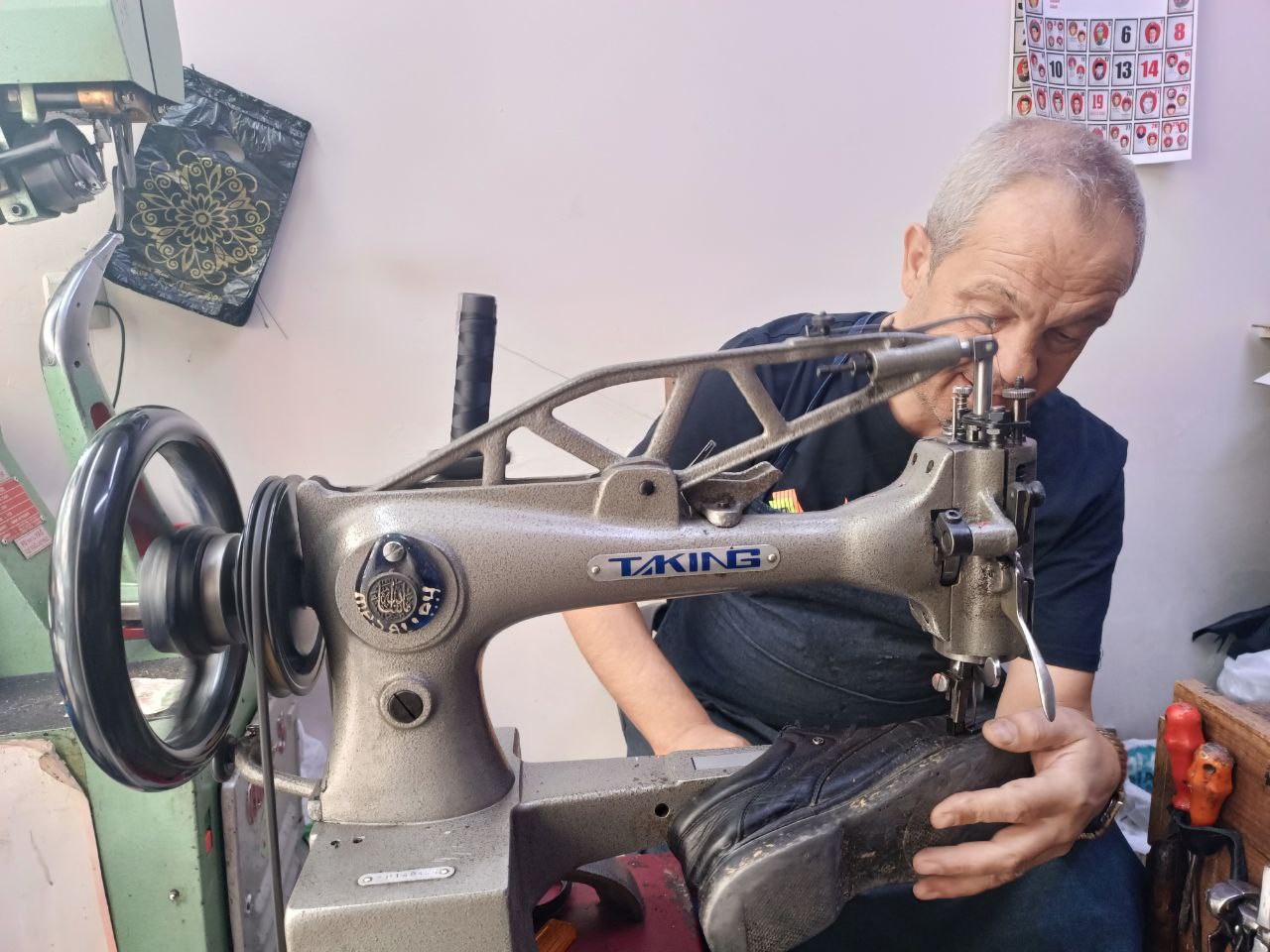 Afyon'da yılların mesleği ayakkabı tamirciliği zor günler geçiriyor..."İşlerimiz artıyor ancak çırak bulamıyoruz"