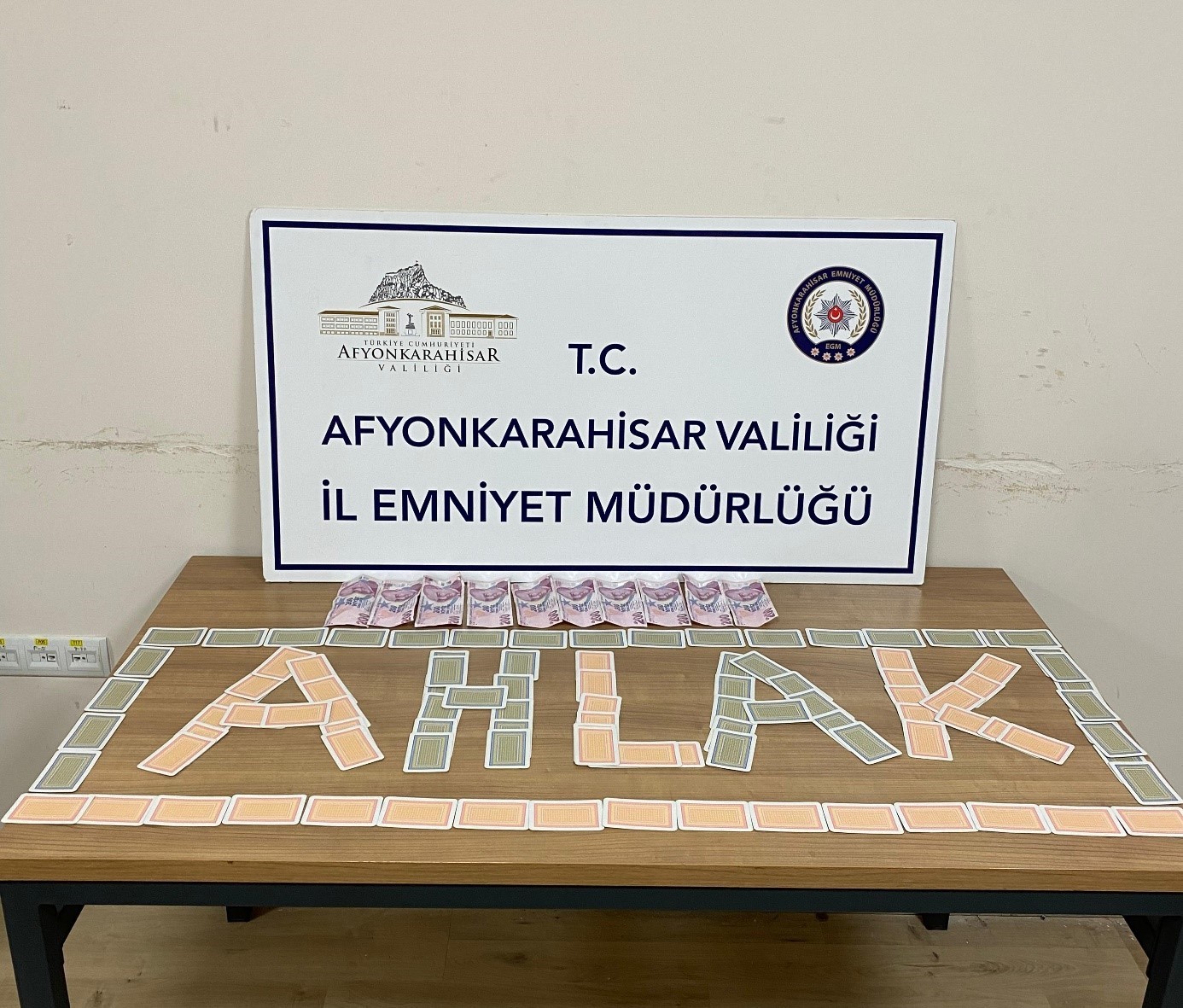 KUMAR OYNAYAN 4 KİŞİ POLİS BASKININDA YAKALANDI