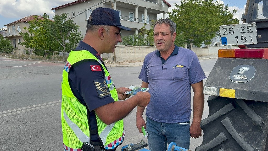 JANDARMA TRAKTÖR SÜRÜCÜLERİNE EĞİTİM VERİP, REFLEKTÖR DAĞITTI