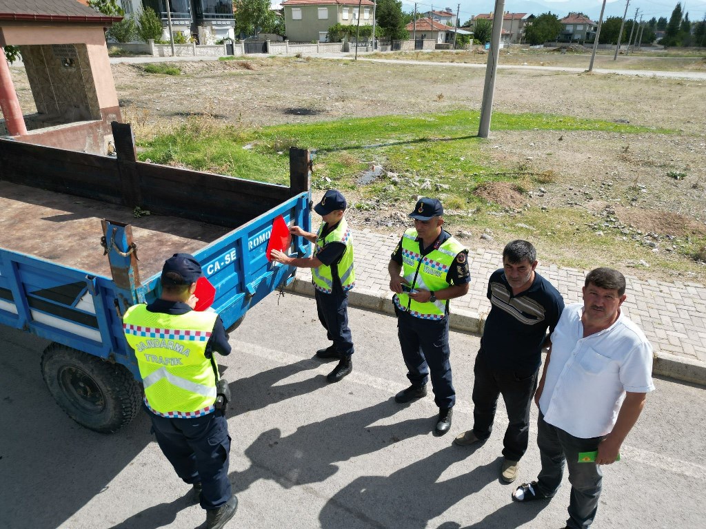JANDARMA TRAKTÖR SÜRÜCÜLERİNE EĞİTİM VERİP, REFLEKTÖR DAĞITTI