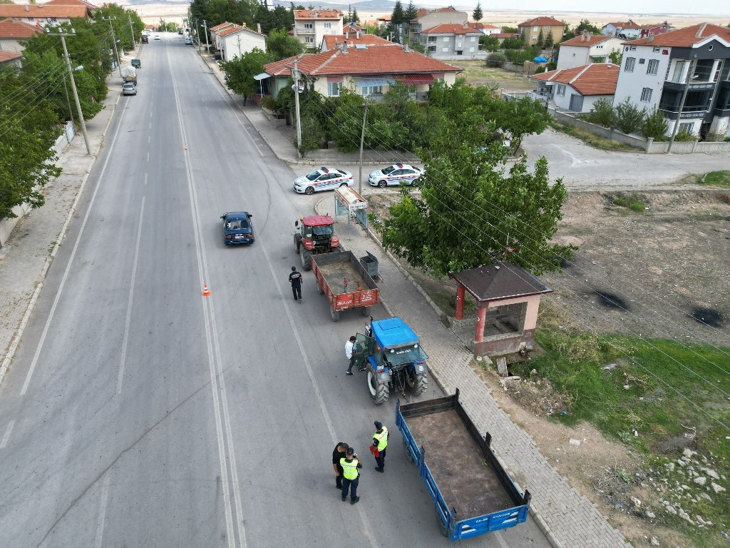 JANDARMA TRAKTÖR SÜRÜCÜLERİNE EĞİTİM VERİP, REFLEKTÖR DAĞITTI