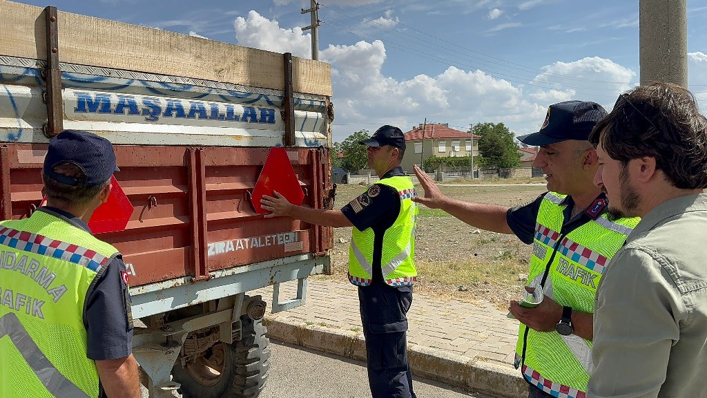 JANDARMA TRAKTÖR SÜRÜCÜLERİNE EĞİTİM VERİP, REFLEKTÖR DAĞITTI