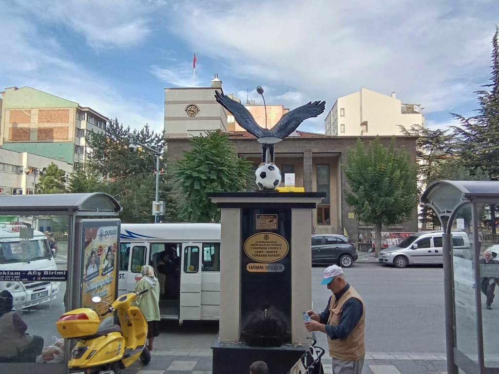 KARA KARTAL HEYKELİ ESKİ YERİNDE !