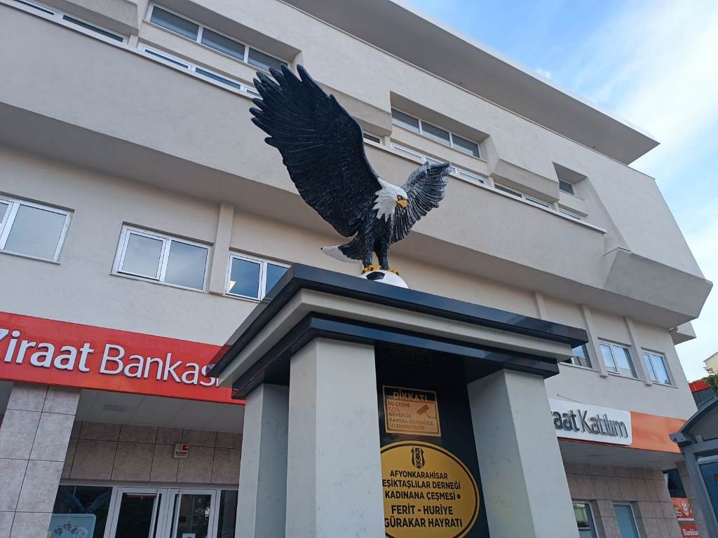KARA KARTAL HEYKELİ ESKİ YERİNDE !