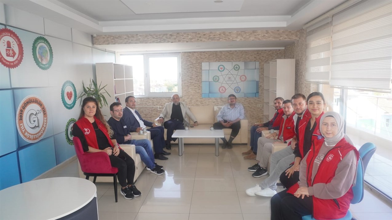 Müdür Kasapoğlu Gençlik Merkezi'nde Gençlerle Buluştu