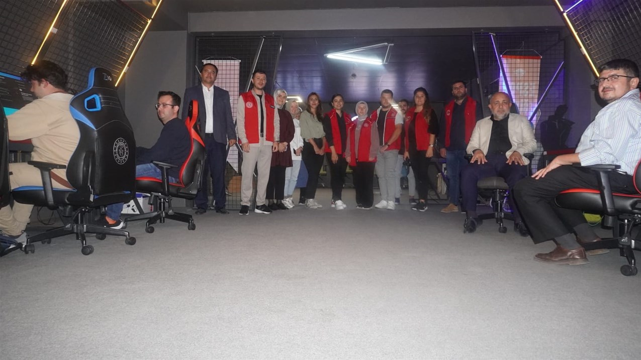 Müdür Kasapoğlu Gençlik Merkezi'nde Gençlerle Buluştu